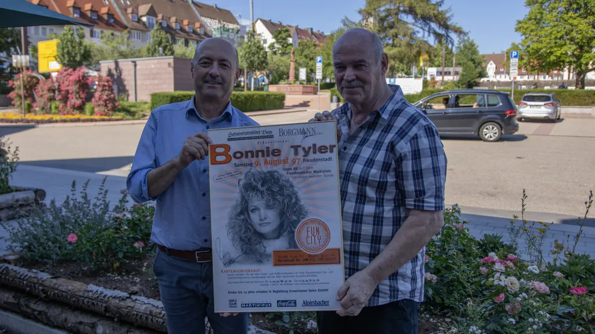 Hartmut Haller (links) und Harald Kläger mit einem Plakat vom damaligen Open-Air ‒ unterschrieben von Bonnie Tyler höchstpersönlich.