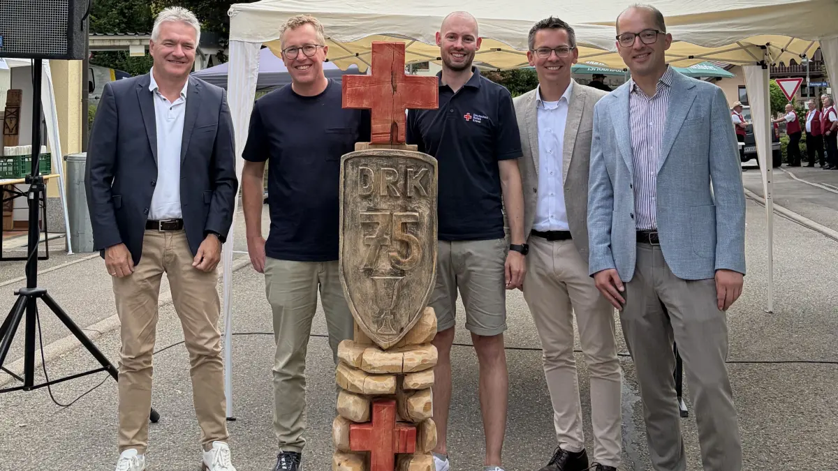 Feier zum 75-jährigen Bestehen des DRK Mötzingen (von links): BM Bondorf Bernd Dürr, BM Jettingen Hans Michael Burkhardt, Ortsverein Vorsitzender Torben Voskuhl, BM Mötzingen Benjamin Finis, BM Gäufelden Benjamin Schmid