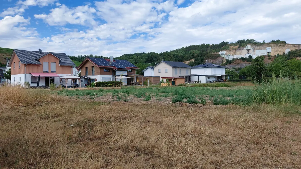 Efringen-Kirchen will seine nicht vergebenen erschlossenen Baugrundstücke vermarkten. Auch in Istein im Stockfeld ist noch ein Grundstück zu haben.