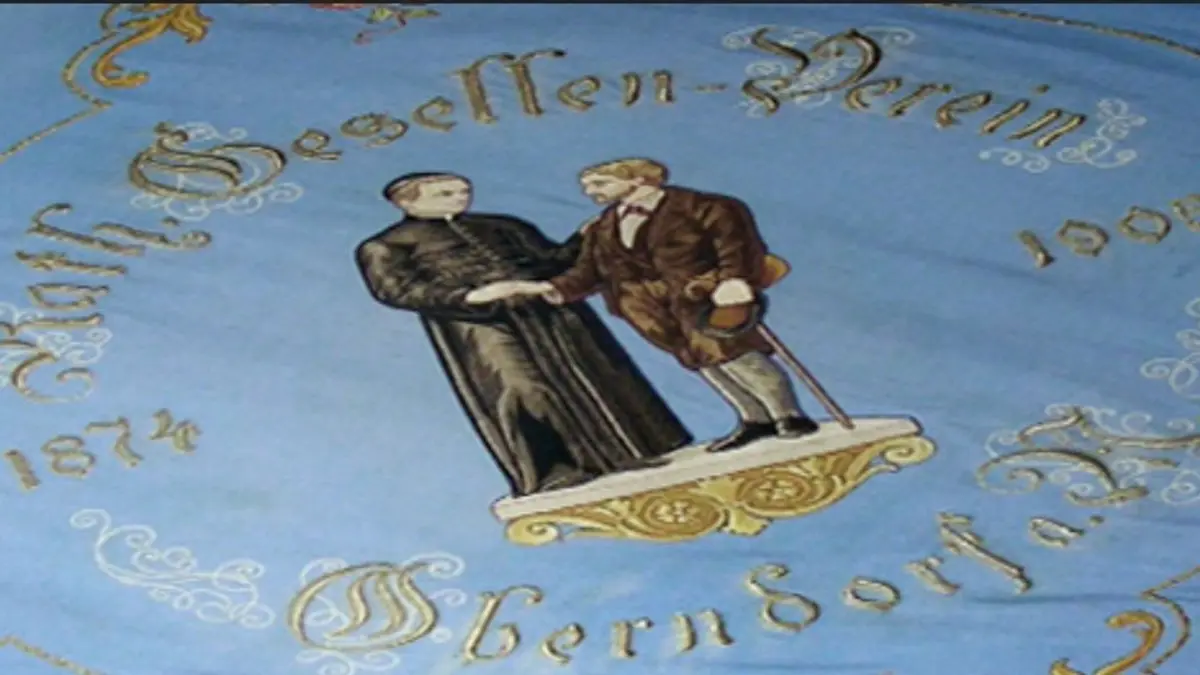 Eine historische Fahne des „Kath. Gesellen Verein Oberndorf“. Dieser entstand 1874 zunächst als Bildungsverein und wurde dann 1876 – vor 150 Jahren – beim Gesellenvereinsverband als Gesellenverband Oberndorf angemeldet.