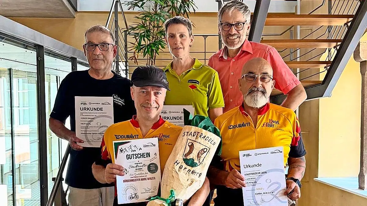 Bürgermeister Marc Winzer (rechts oben) zeichnete die erfolgreichen Radler aus.