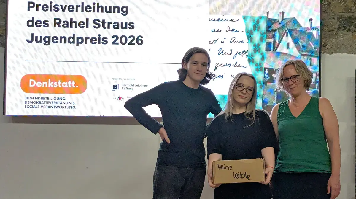 Jonas Sonnenfroh, Michelle Kudiarov, zur Rechten: Julia Kopfermann, pädagogische Leiterin des Theaterprojekts der Mathilde-Planck-Schule Lörrach