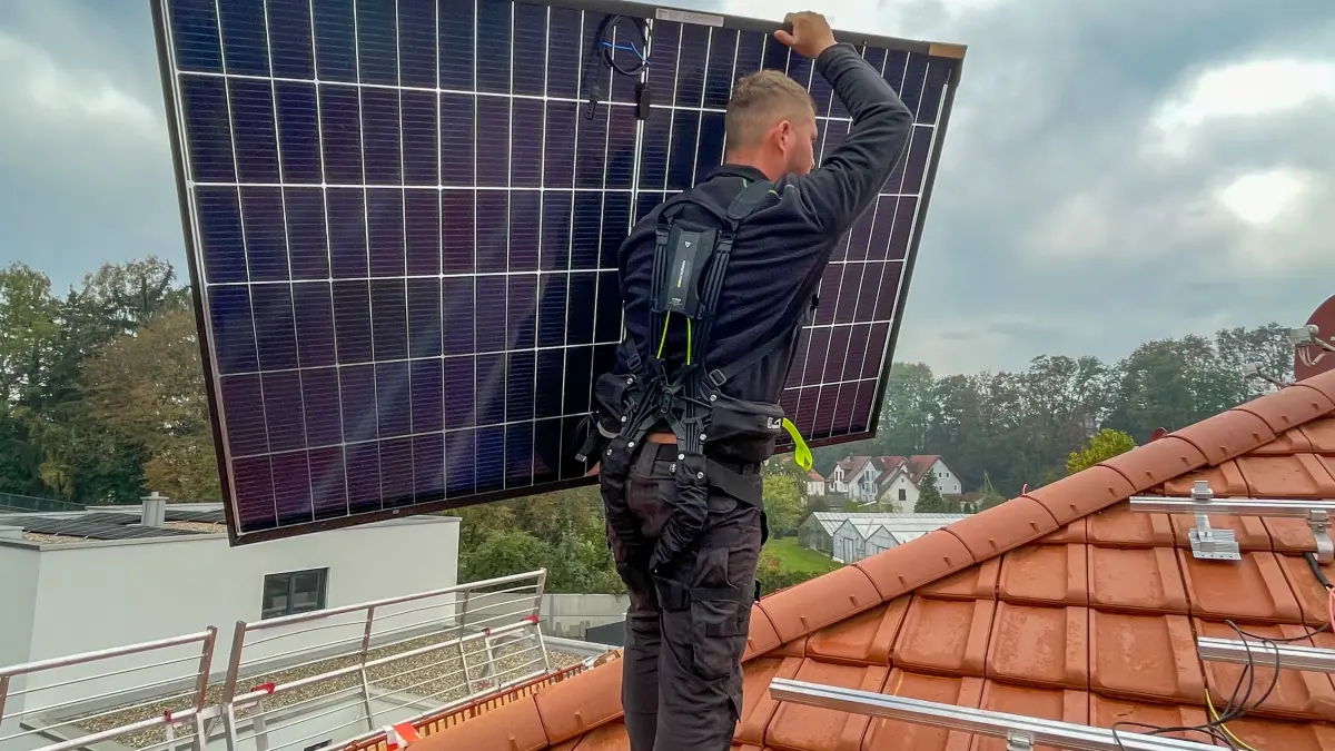 Einsatz für Arbeiter auf dem Dach: Der BionicBack "erobert" die Solarbranche.