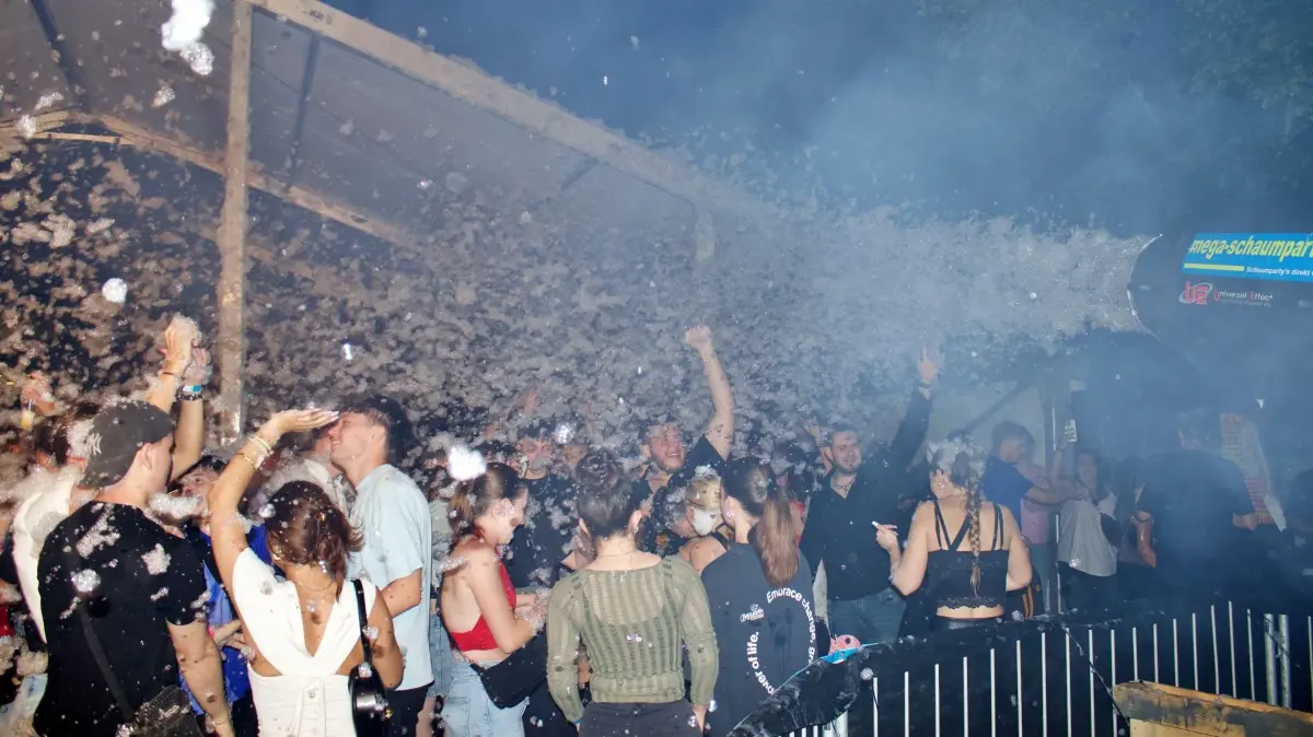 Partyspaß im Schaum und Siegermannschaft