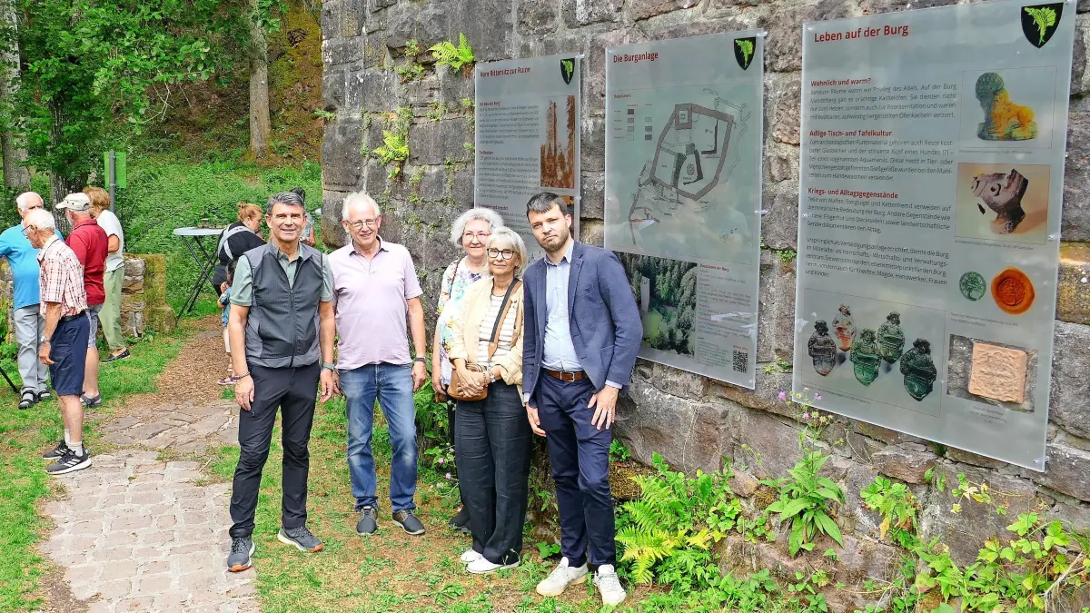 Bei der Feier zur Übergabe der neuen Infotafeln an der Burgruine Mandelberg (von links): Bürgermeister Dieter Bischoff, Ortsvorsteher Adolf Gärtner, Karin Deuster sowie vom Kreisarchiv Ute Ströbele und Kreisarchivar Louis-David Finkeldei