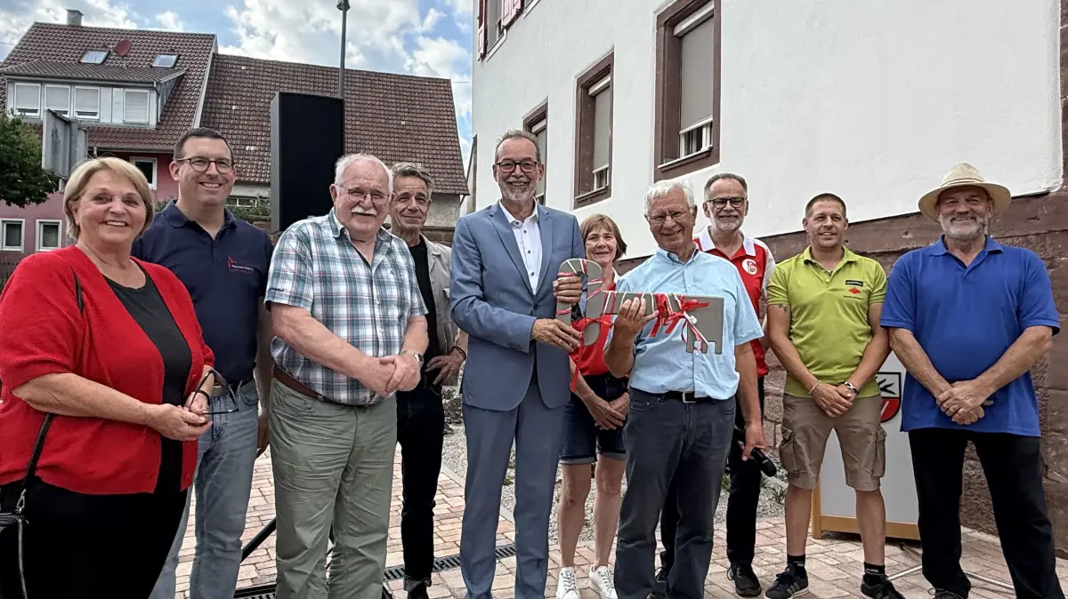 Schlüsselübergabe bei der Einweihungsfeier für das sanierte Rathaus.
