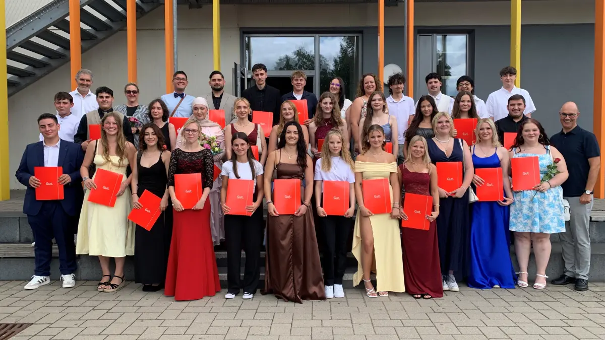 38 Absolventen der zweijährigen Berufsfachschule mit ihren Lehrkräften feierten ihren Abschluss.