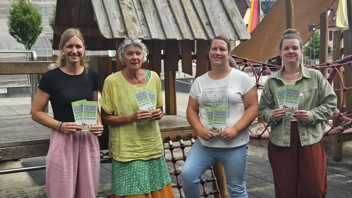Jane-Sandra Stöhr aus Egenhausen (von links), Gerda Schulz aus Altensteig, Isabell Mayer aus Simmersfeld und Kerstin Reinhardt vom Jugendhaus Altensteig präsentieren das Kinderferienprogramm.