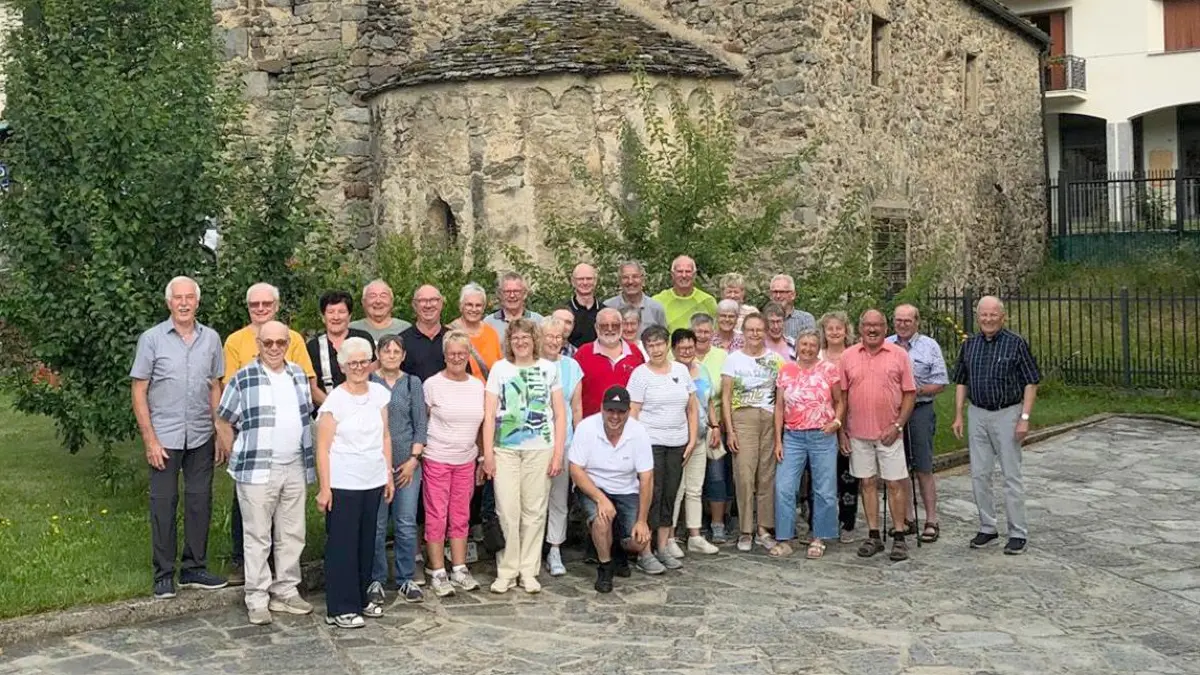 Gruppenbild vor der romanischen Kirche „San Pietro“ im historischen Ortskern von Teglio