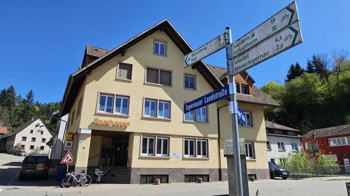 In zentraler Lage von Tegernau wird die Hausarztpraxis Muthmann einziehen. Doch die Eröffnung verzögert sich weiter, weil die KV Fördermittel nicht bewilligt.