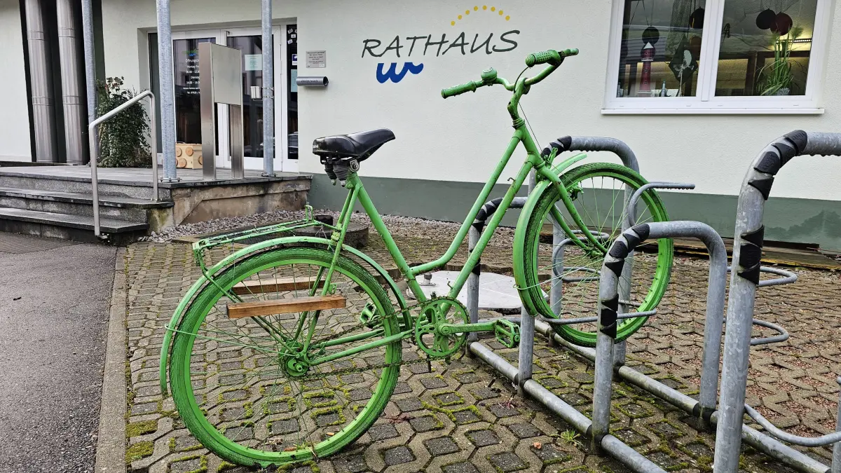 Das Rathaus Tegernau fällt im Energiebericht positiv beim sinkenden Stromverbrauch auf, hat aber deutlich mehr Wasser vergeudet.