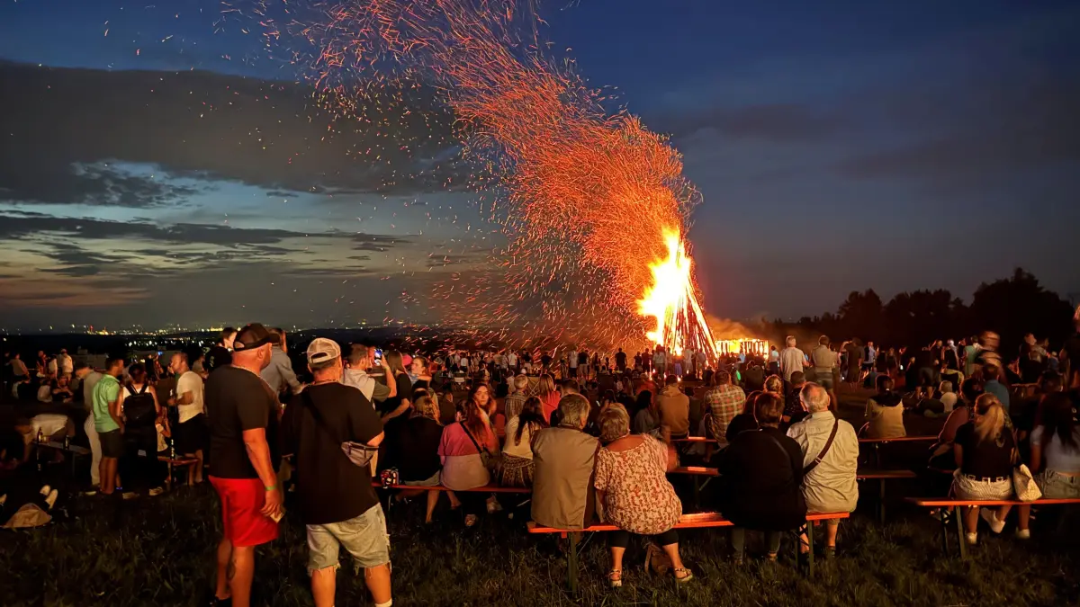 Das Höhenfeuer in Dobel lockt alljährlich viele Besucher an