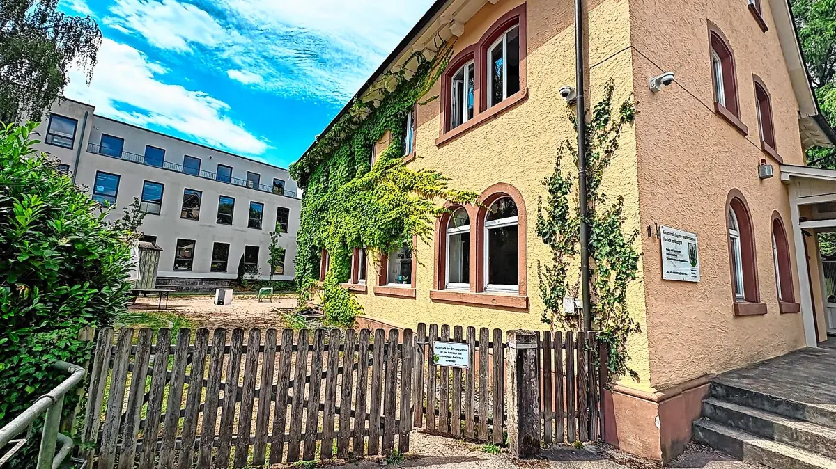 Im Hof des Haslacher Jugendhauses soll ein Treffpunkt für Jugendliche geschaffen werden.