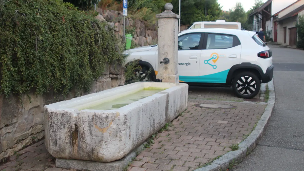 Der Bereich um den Rathausbrunnen war verdreckt, ein Bürger will ihn künftig unter seine Fittiche nehmen. Ebenfalls im Bild: Das Carsharing-Fahrzeug, das hier seinen Standort hat - vor Ort derzeit aber nicht aufgeladen werden kann.