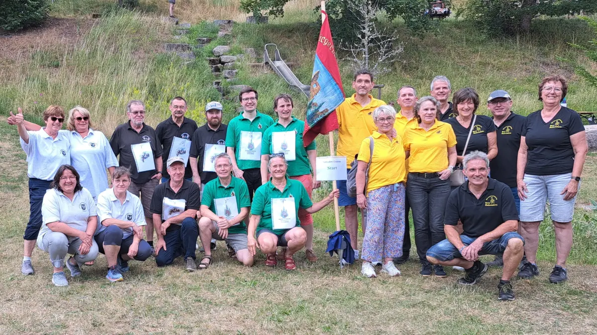 Die Teams der Bürgervereinigungen vor dem Start zu „Spielen ohne Grenze“. Fotos: Bürgervereinigung Burg Falkenstein