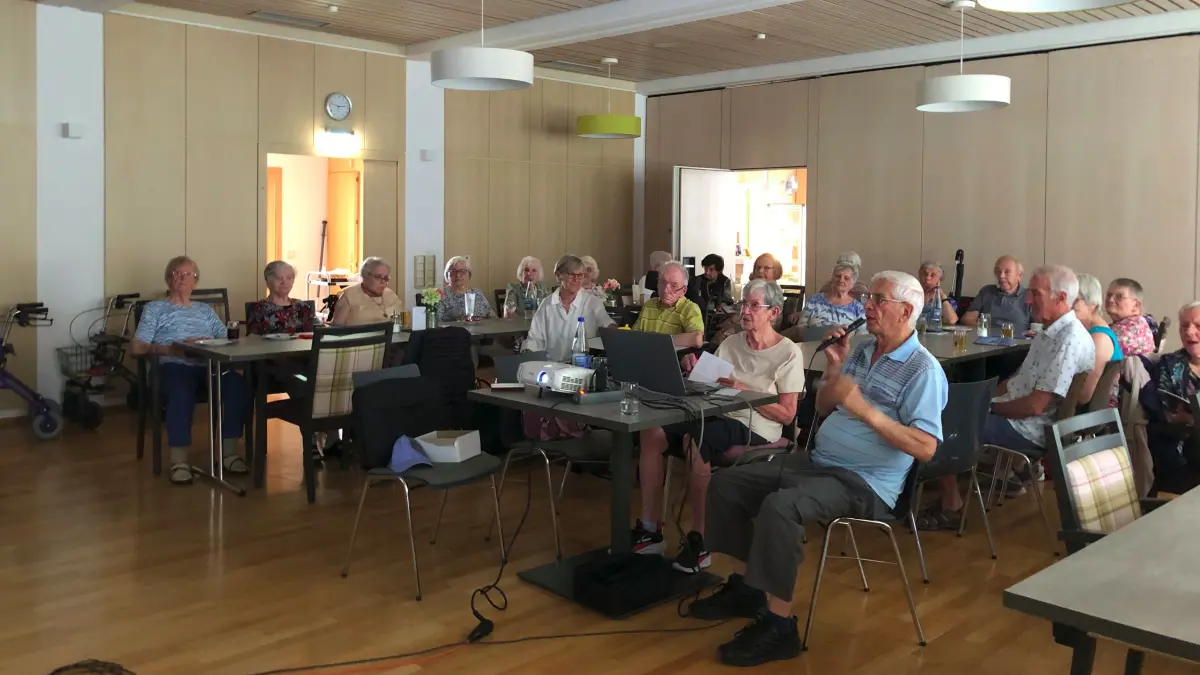 Die Gäste der AWO-Seniorenbegegnung mit Gerda und Dieter Vanselow auf musikalischer Bilderreise