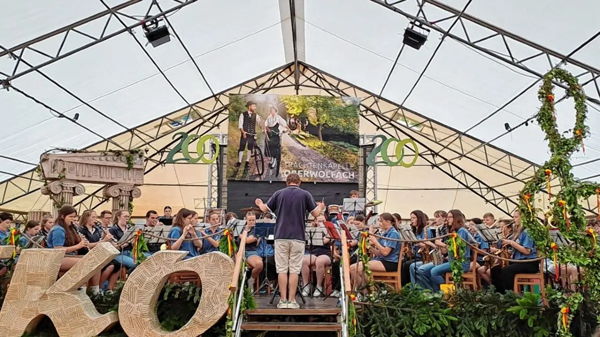 Beim Jubiläum der Trachtenkapelle Oberwolfach feierte das Kooperations-Orchester der Jugendkapellen aus Wolfach, Kirnbach und Halbmeil 2024 seine Premiere (Bild). Beim Tag der Jugendmusik in Wolfach eröffnet das Ensemble am 19. Juli das musikalische Programm im Schlosshof.