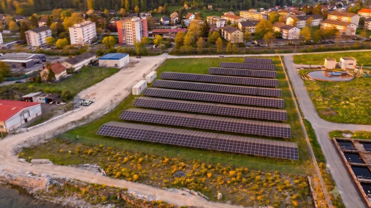 Diese Visualisierung zeigt, wie der zukünftige Roche-Solarpark auf dem sanierten Teil der Kesslergrube aussehen könnte.