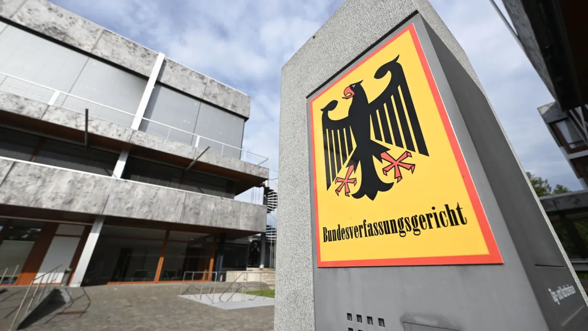 Bundesverfassungsgericht: 07.07.2026, Baden-Württemberg, Karlsruhe: Ein Hinweisschild mit Bundesadler und dem Schriftzug Bundesverfassungsgericht, aufgenommen vor dem Bundesverfassungsgericht. (zu dpa: «Linke scheitert mit Klage gegen neues Heizungsgesetz») Foto: Uli Deck/dpa +++ dpa-Bildfunk +++