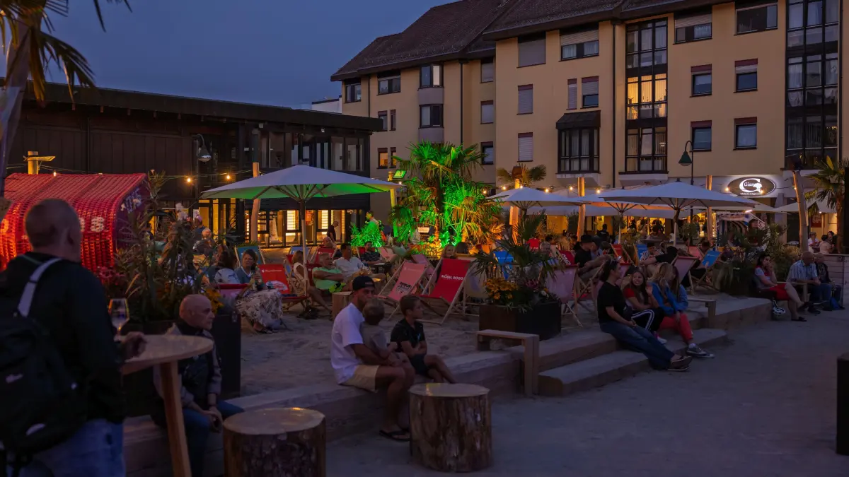 Sommer, Sand und Urlaubsfeeling mitten in der Stadt: Diese Impression aus dem vergangenen Jahr macht Lust auf den diesjährigen Stadtstrand in Schwenningen, der am 24. Juli auf dem Muslenplatz eröffnet wird und bis zum 30. August zum Genießen einlädt.