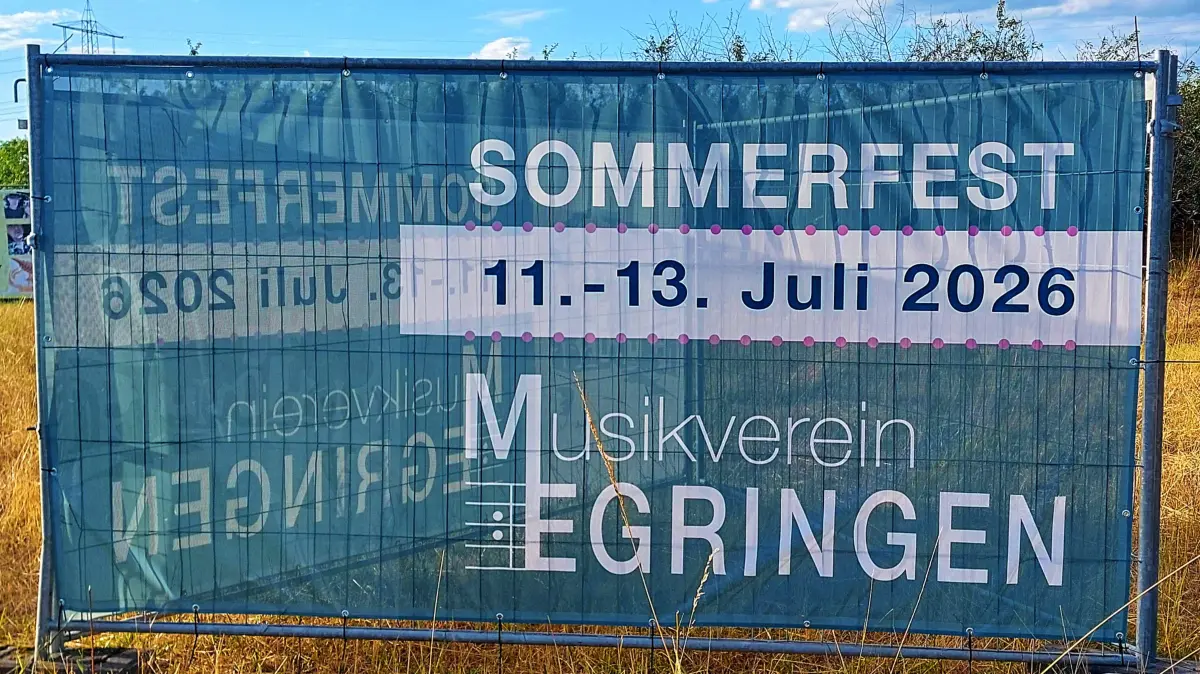 An den Ortseinfahrten wird Werbung für das Sommerfest des Musikvereins Egringen gemacht.