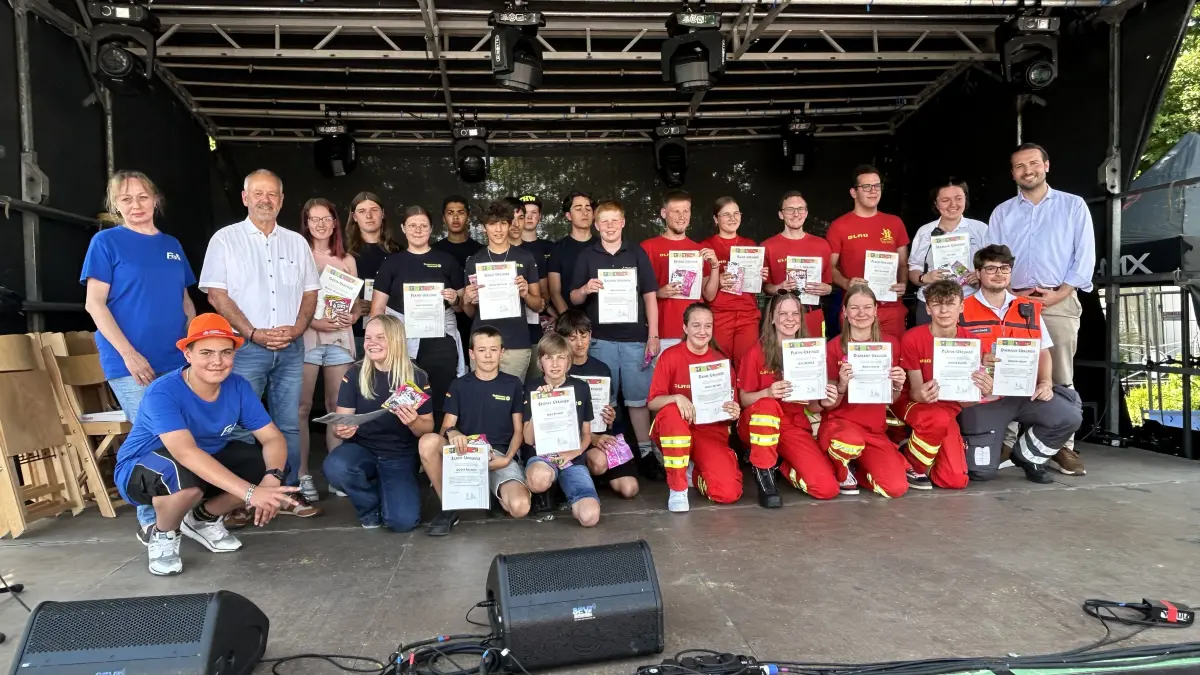 Beim Stadtfest übergab Bürgermeister Wolfgang Fahrner (hintere Reihe, Zweiter von links) gemeinsam mit Geraldine Heine (hintere Reihe, links) und Joel Finkbeiner (vordere Reihe, links) die einzelnen Dankurkunden. Zur Urkundenübergabe schaute auch Oberbürgermeister Adrian Sonder (hintere Reihe, rechts) vorbei.