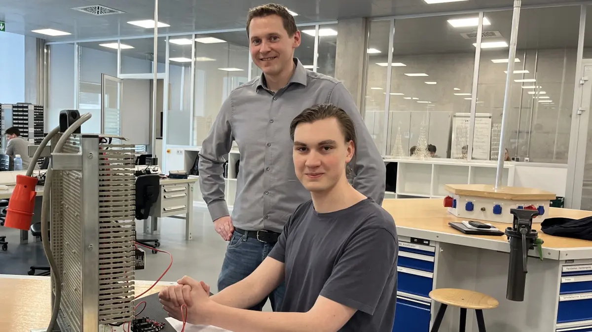 Ausbildungsleiter Sven Emmert (links) und Dmitro Kolesnyk an seinem Praktikumsplatz bei TRUMPF Laser SE in Schramberg.
