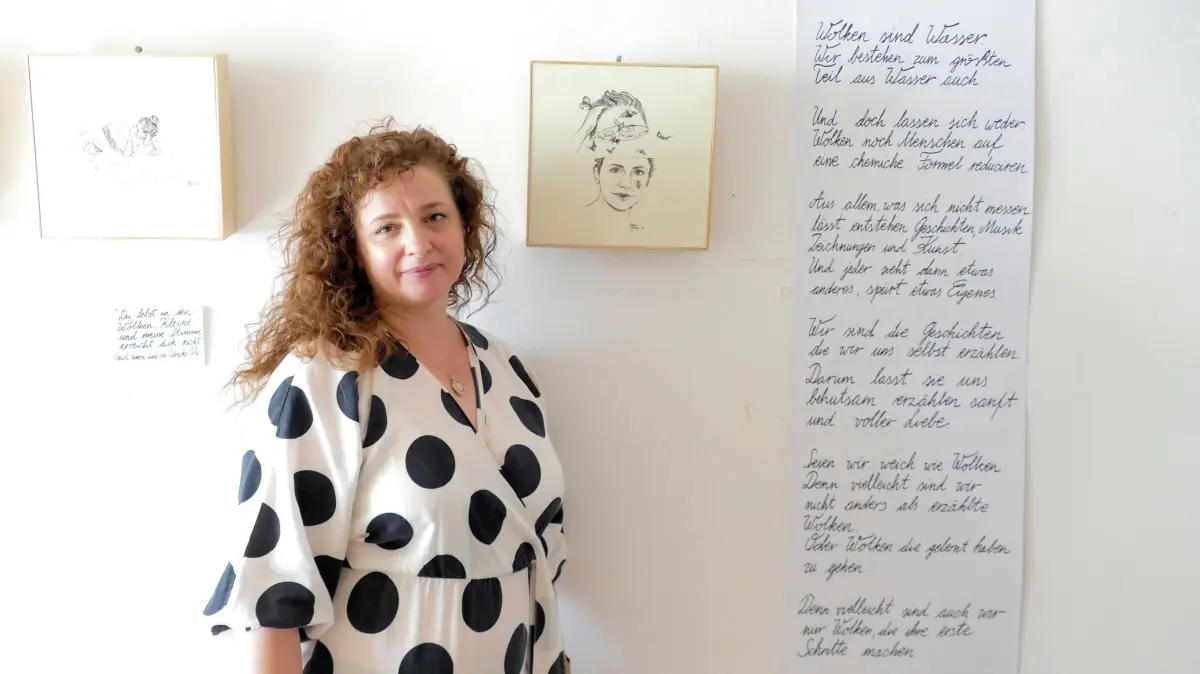 Lana Pejkovic vor dem Bild von ihr und ergänzenden Worten