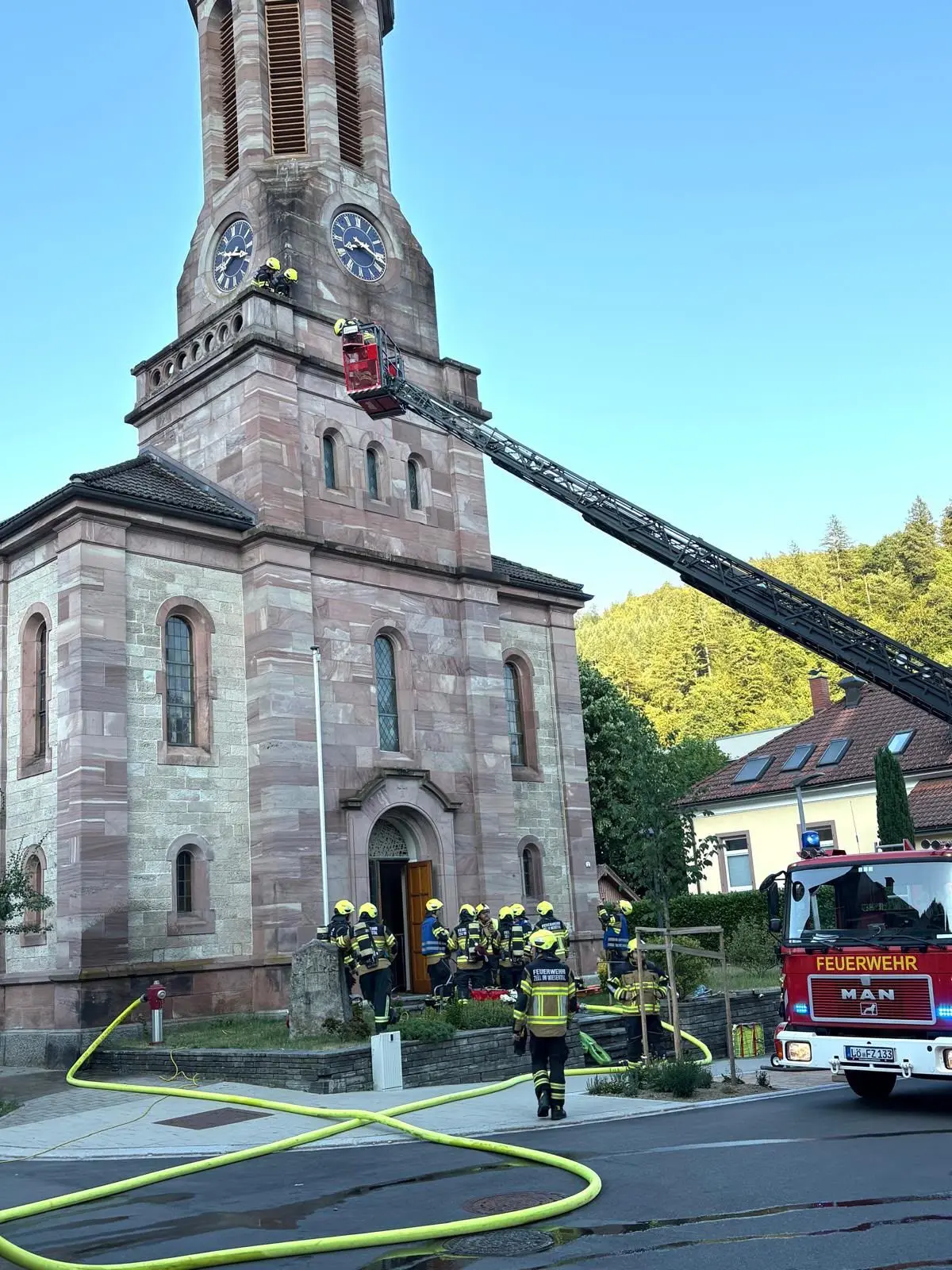 Die Feuerwehr war am Mittwochabend an der evangelischen Kirche in Zell im Einsatz.