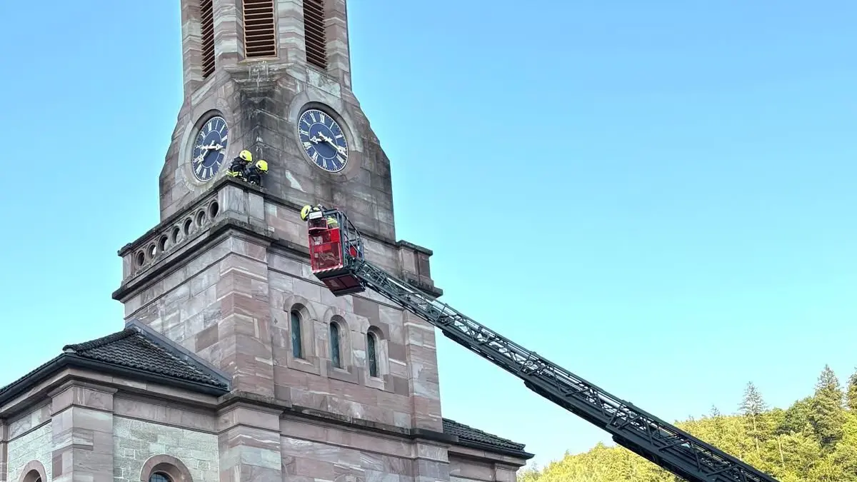 Die Feuerwehr war am Mittwochabend an der evangelischen Kirche in Zell im Einsatz.