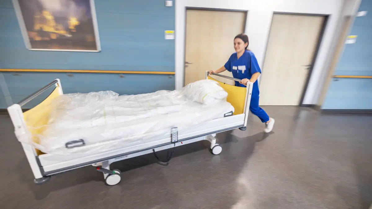 Verfassungsgericht erlaubt Abstimmung ueber GKV-Reform am Freitag: Pflegepersonal im Helios Klinikum Erfurt (Foto vom 24.10.2023). Der Bundestag kann am Freitag wie von der Koalition gewuenscht ueber die Reform der gesetzlichen Krankenkassen abstimmen. Das Bundesverfassungsgericht wies am Donnerstag Eilantraege von einem Gruenen- und einem Linken-Abgeordneten zurueck, die eine Verschiebung durchsetzen wollten. Eine Begruendung dafuer gab es vom Gericht zunaechst nicht. (Siehe epd-Meldung vom 09.07.2026) *** Local Caption *** 00497411