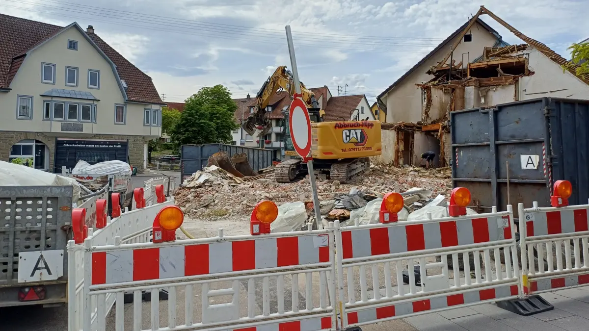 In der Geislinger Ortsmitte rollen seit Anfang der Woche die Bagger. Was es damit auf sich hat, erklärt die stellvertretende Hauptamtsleiterin Theresa Schaitel.