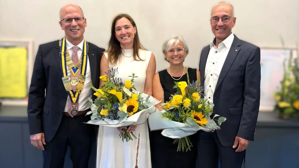 Prof. Florian Bea (links), neuer Präsident des Rotary Clubs Freudenstadt, mit Frau Dr. Dale Woodnutt sowie Matthias Krauss (rechts), Präsident des rotarischen Jahres 2025/26, und seiner Frau Sibylle.