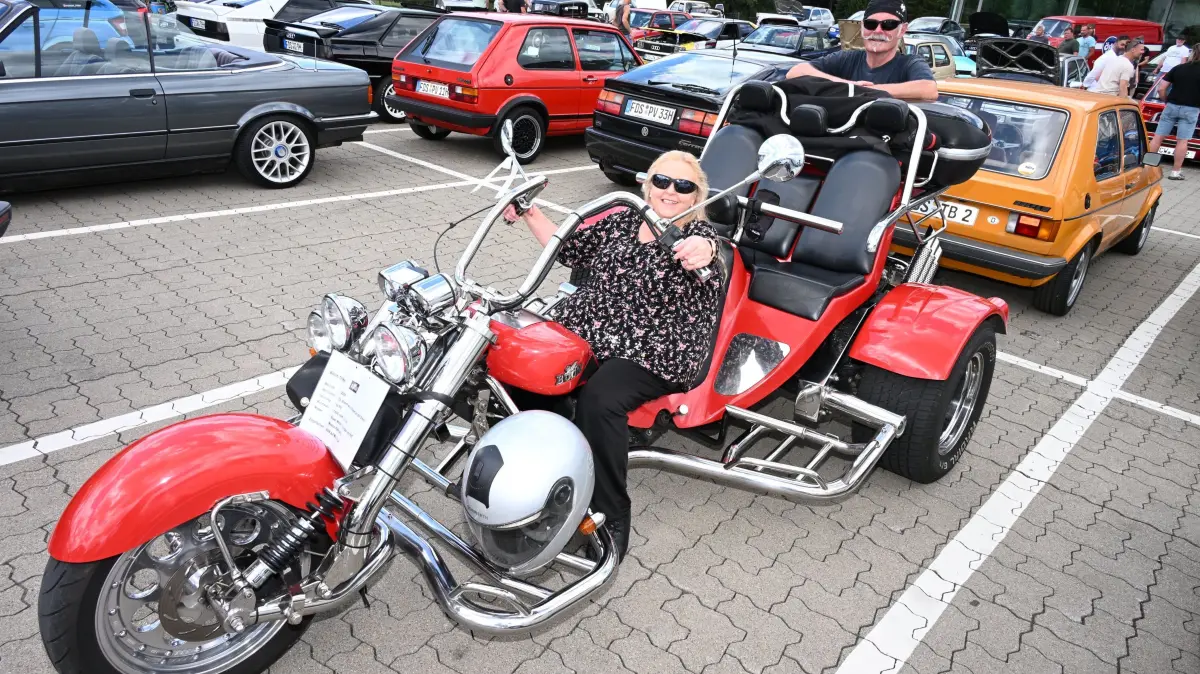 Auch in Salzstetten ein Blickfang: Das Dreisitzer Boom-Family-Trike von Marierose und Jochen Nübel, mit dem sie schon 80 000 Kilometer gefahren sind.