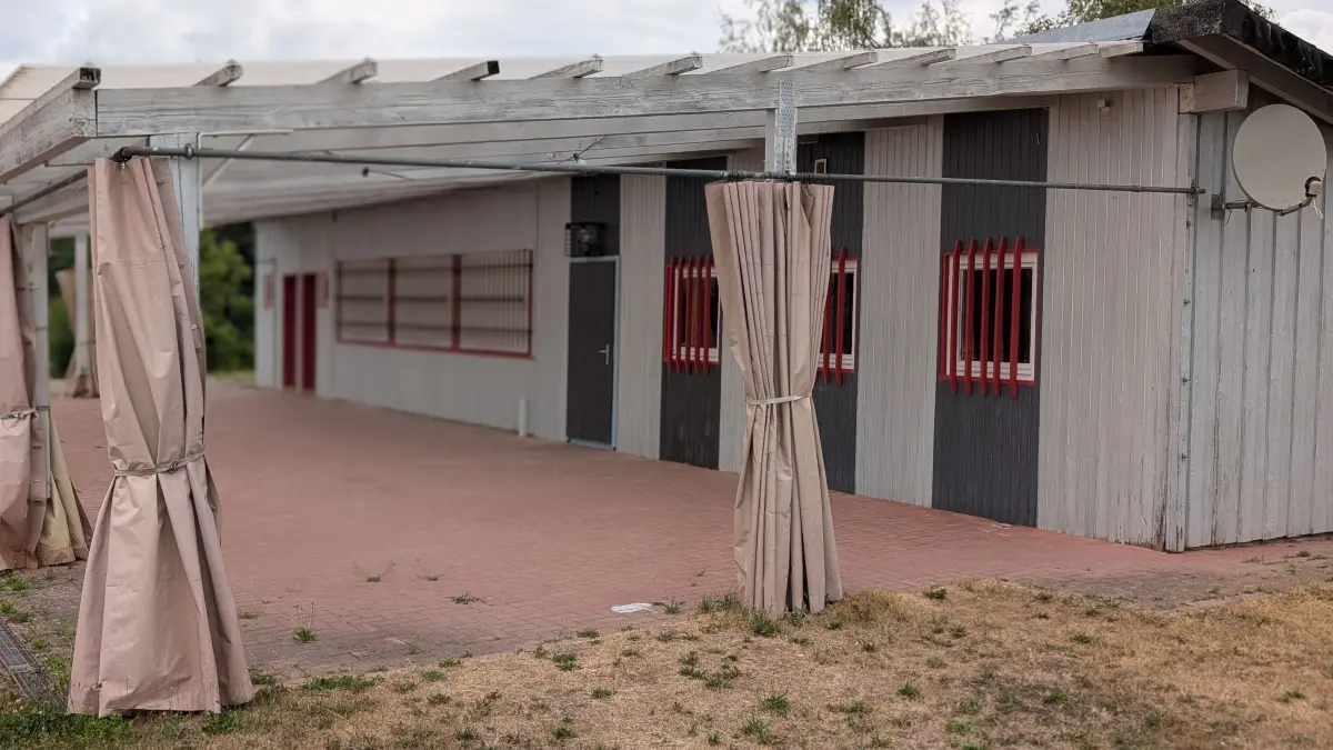 Das nicht mehr zeitgemäße Vereinsheim des FC Fischbach soll grundlegend umgebaut und modernisiert werden.