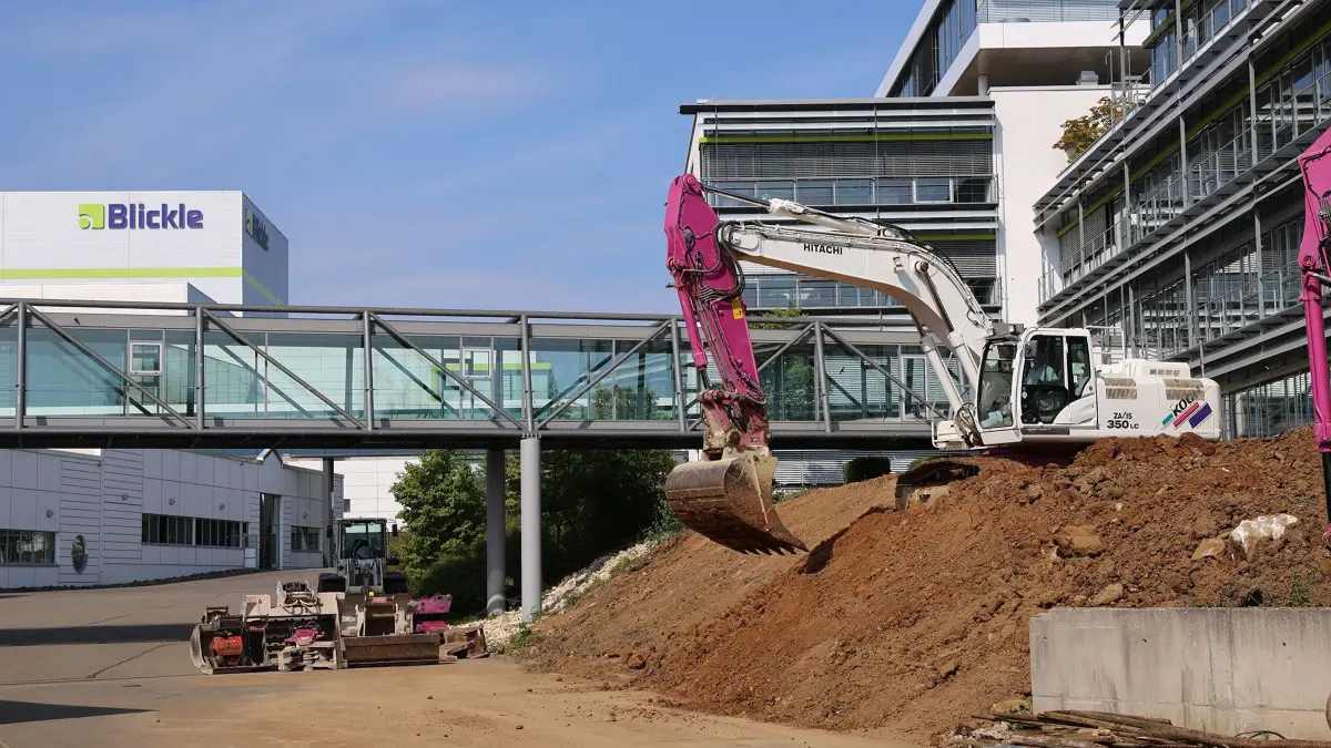 Blickle erweitert sein QS-Prüflabor in Rosenfeld: neuer Prüfraum, zusätzliche Prüfstände und mehr Kapazitäten für zukünftige Anforderungen. Baustart war am 26. Juni. Die Fertigstellung ist für Anfang 2027 geplant.