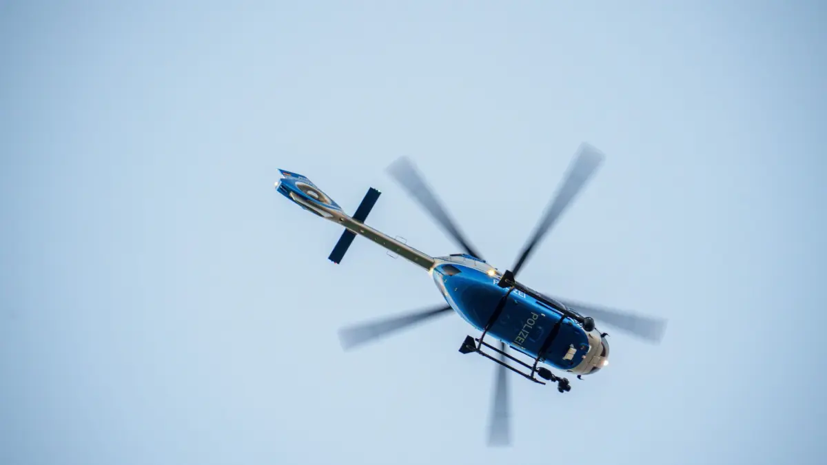 Boeblingen: Auseinandersetzung mehrerer Personen - Fahndung nach Taeter mit Hubschrauber: Am Mittwochabend (08.07.2026) gegen 20:55 Uhr wurde ein 24-Jaehriger von einem zunaechst unbekannten Taeter im Bereich des Rosengartens in der Parkstrasse in Boeblingen attackiert und verletzt. Zunaechst soll das Opfer im Bereich der Unterfuehrung zur Parkstrasse von einem zu diesem Zeitpunkt noch unbekannten Taeter, der aus einer ebenso bis dato noch unbekannten Personengruppe heraus agierte, angeschrien und provoziert worden sein. Nachdem es anschliessend zu einem verbalen Streit kam, soll der Tatverdaechtige auf das Opfer eingeschlagen und spaeter mehrmals mit einem unbekannten spitzen Gegenstand eingestochen haben. Das Opfer erlitt hierbei Stichverletzungen sowie weitere Verletzungen durch die Schlaege. Der 24-Jaehrige und dessen Begleitung fluechteten durch die Unterfuehrung auf die gegenueberliegende Strassenseite und waehlten den Notruf. Der Tatverdaechtige soll sich daraufhin in Richtung der Seen in Boeblingen entfernt haben. Alarmierte Einsatzkraefte des Rettungsdienstes versorgten den 24-Jaehrigen, dieser kam mit leichten Verletzungen in ein Krankenhaus. Mehrere Streifenwagenbesatzungen, welche durch einen Polizeihubschrauber unterstuetzt wurden, fahndeten zunaechst nach dem Tatverdaechtigen. Im Nachgang konnte ein 23-jaehriger Tatverdaechtiger ermittelt werden, die genauen Tatumstaende sind noch nicht bekannt. Das Polizeirevier Boeblingen, hat die Ermittlungen aufgenommen, die noch andauern.