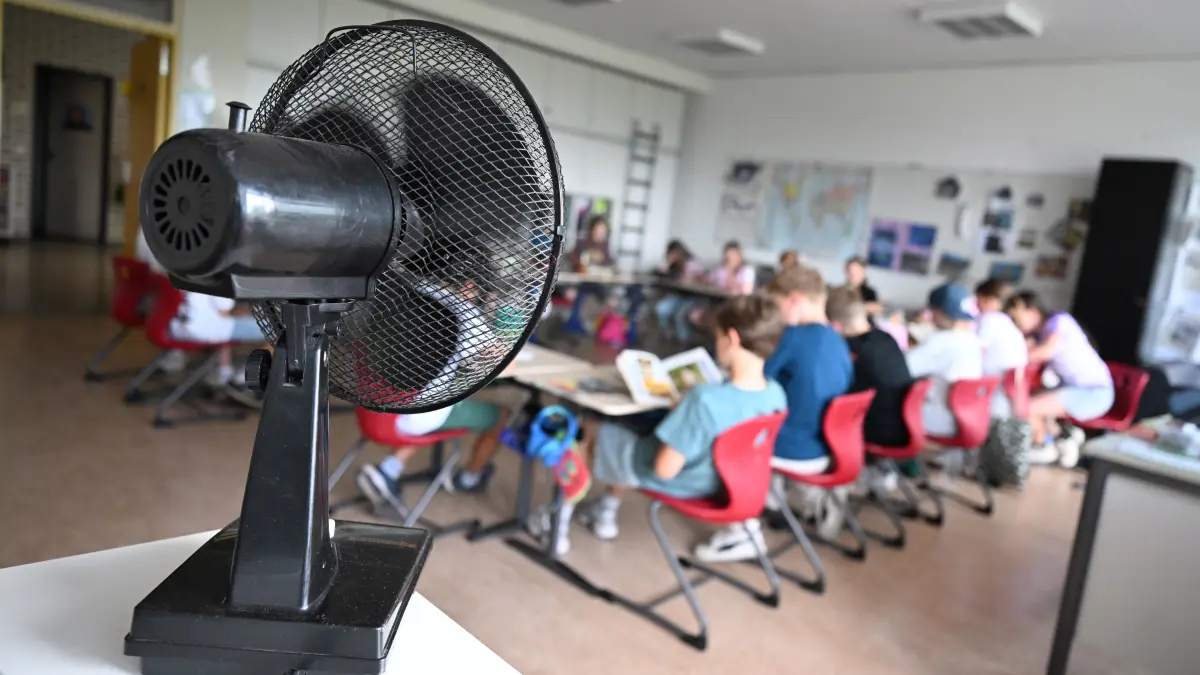 07.07.2026, Baden-Württemberg, Stuttgart: Ein Ventilator verschafft bei sommerlichen Temperaturen Abkühlung in einem Klassenzimmer einer vierten Klasse einer Grundschule. Foto: Bernd Weißbrod/dpa +++ dpa-Bildfunk +++