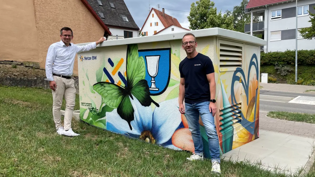 Freuen sich über die neu gestaltete Umspannstation der Netze BW in Mötzingen – Bürgermeister Benjamin Finis (weißes Hemd) und Kevin Schlund (Regionalmanager Netze BW, schwarzes T-Shirt).