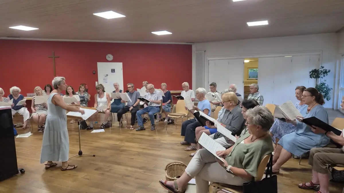 Dirigentin Alina Kohut leitet eine der letzten Proben vor dem Konzert in der Binzener Kirche.