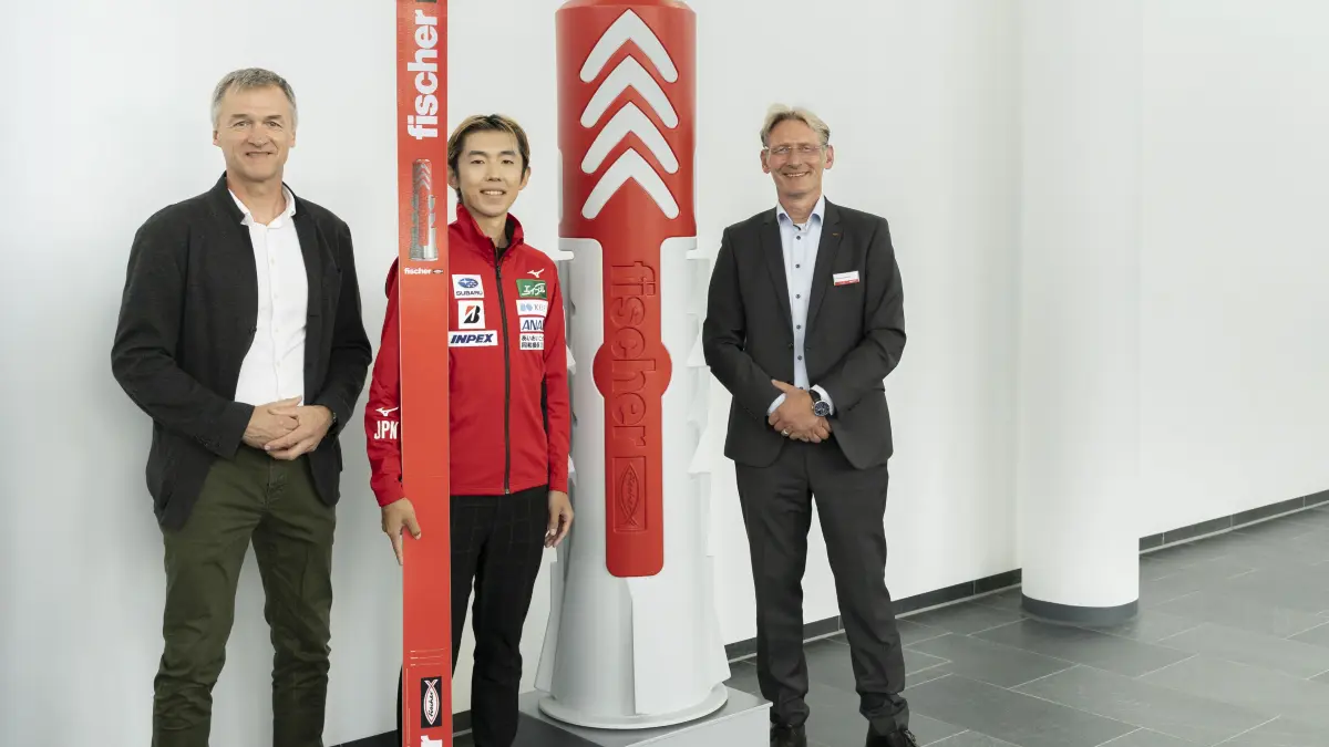 Die Unternehmensgruppe Fischer baut ihr Engagement im internationalen Spitzensport weiter aus. Unser Foto zeigt von links: Franz Föttinger, Geschäftsführer von Fischer Sports, Skisprung-Athlet Naoki Nakamura und Alexander Bässler, Vorsitzender der Geschäftsführung der Unternehmensgruppe Fischer.