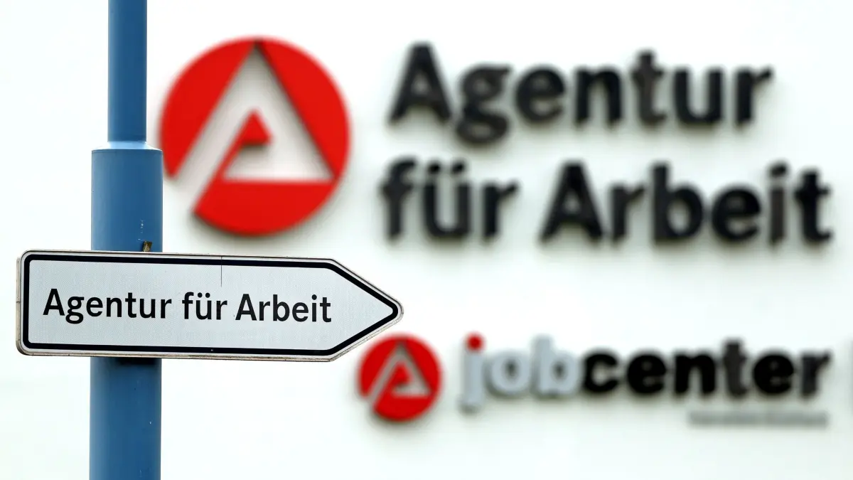 Arbeitsagentur: ARCHIV - 08.04.2014, Sachsen-Anhalt, Sangerhausen: Ein Schild weist den Weg zur Agentur für Arbeit. (zu dpa: «Arbeitsagentur: Mehr Probleme bei Nachbesetzung von Stellen») Foto: Jan Woitas/dpa +++ dpa-Bildfunk +++