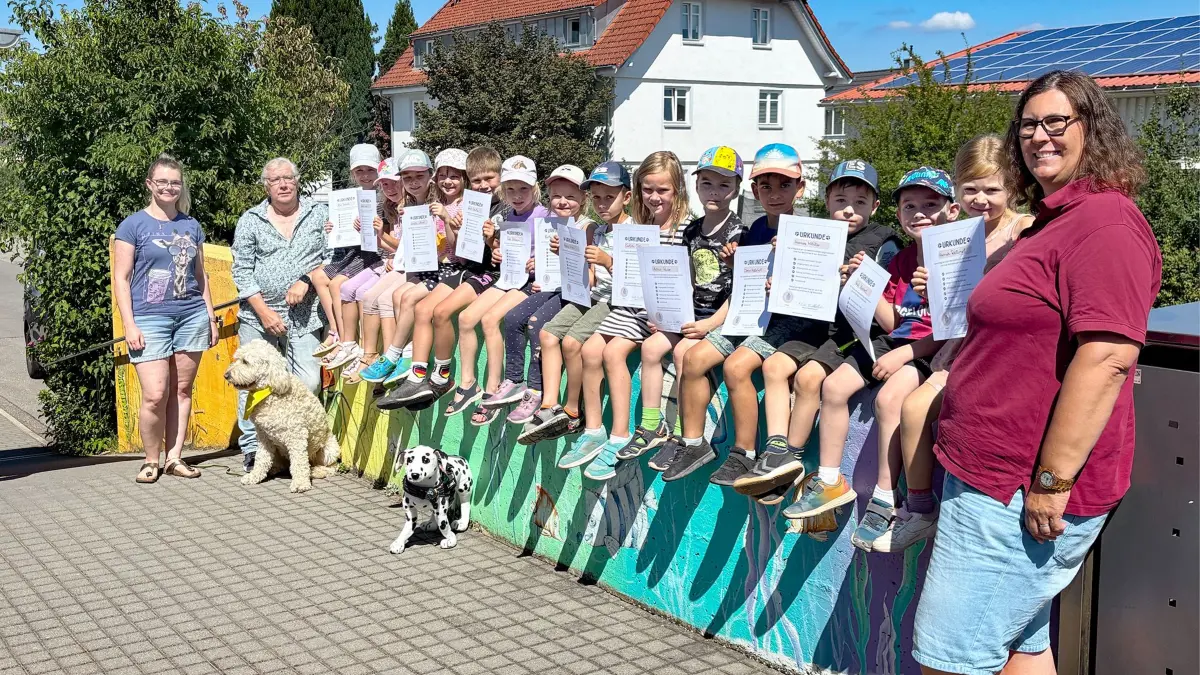 Diese Kinder haben den Hundeführerschein in der Tasche. Links Vera Munzinger mit Franz Hutmacher und Luna, rechts Kindergartenleiterin Gudrun Lauble.