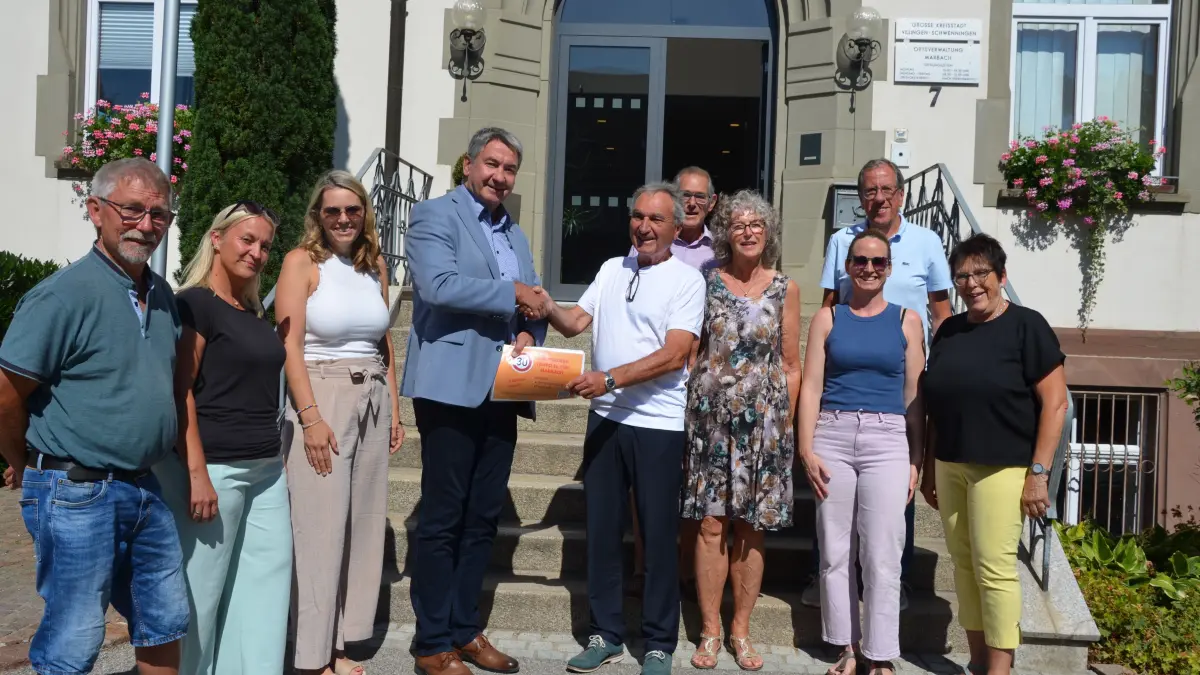 Ein weiterer Schritt wurde gemacht: 500 Unterschriften für Tempo 30 in Marbach wurden offiziell übergeben (von links): Gerhard Lettmann und Melanie Gundelsweiler vom Ortschaftsrat, Ortsvorsteherin Irina Ebauer, Bürgermeister Detlev Bührer, von der Bürgerinitiative Walter Schütz, David Krügel-Holst, Kirstin Holst, Sarah Kübler, Bernd Brugger und Walburga Efficowcz.