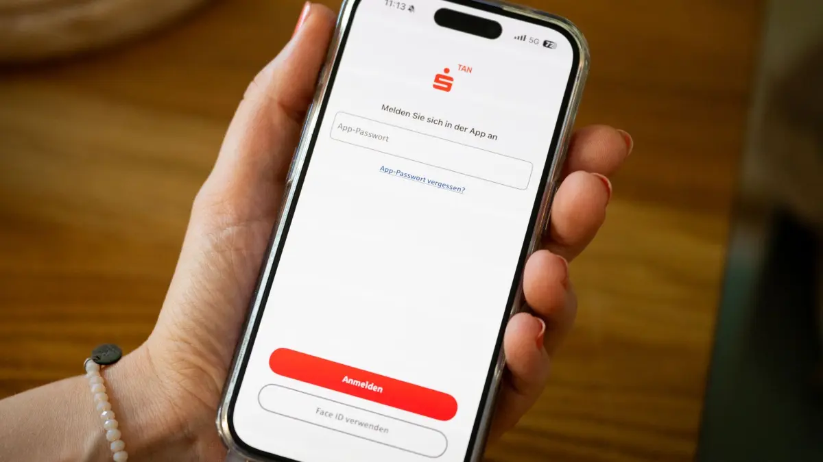 Frau hält Smartphone mit S-PushTAN-App: ILLUSTRATION - Einheitliche Lösung: Ab Januar 2027 erfolgt die Freigabe von Online-Zahlungen ausschließlich über die S-pushTAN-App. (zu dpa: «Sparkassen schaffen S-ID-Check-App ab: Was Sie wissen müssen») Foto: Zacharie Scheurer/dpa-tmn - Honorarfrei nur für Bezieher des dpa-Themendienstes +++ dpa-Themendienst +++