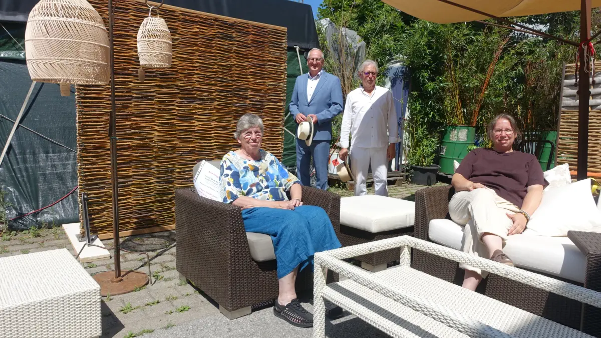 OB Jürgen Großmann (Zweiter von links) auf Geburtstagsbesuch beim Familienbetrieb Katz mit (von links) Karmen, Siefried und Rebekka Katz.