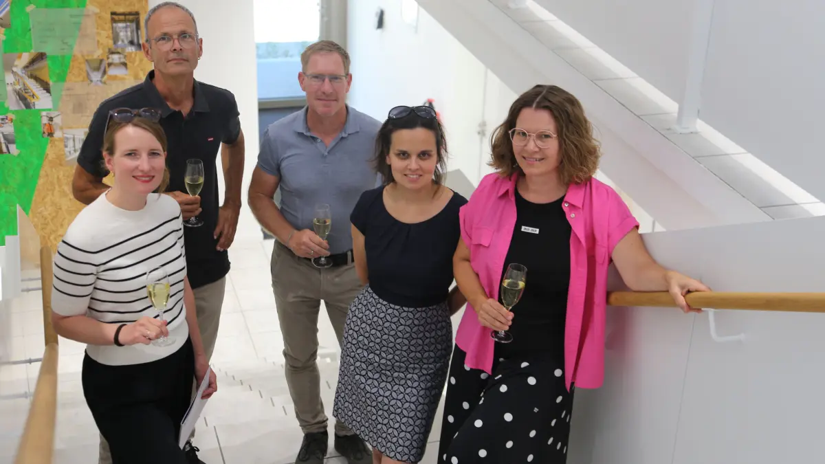Architektin Stefanie Dahn (von links), Bauleiter Herbert Schelb, Ralf Gübelmann vom Büro Nafz, Bauamtsleiterin Judita Kovac und Bürgermeisterin Simone Penner feiern die Einweihung des sanierten Rathauses.