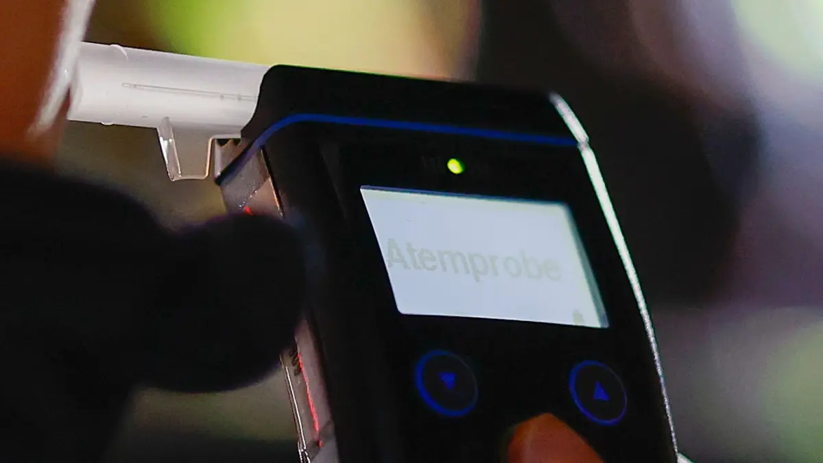 Polizei macht Alkoholtest: ARCHIV - 08.03.2024, Bayern, Aschaffenburg: Die Polizei misst den Atemalkoholgehalt eines Autofahrers mit einem Alkoholtester, um festzustellen, ob er möglicherweise unter Alkoholeinfluss steht. (zu dpa: «Betrunkener 17-Jähriger kracht in Vorgarten») Foto: Heiko Becker/dpa +++ dpa-Bildfunk +++