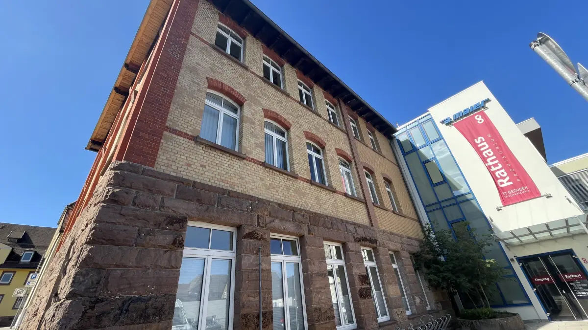 Im Bereich des Backsteingebäudes dringt Feuchtigkeit ins Ausweich-Quartier der St. Georgener Stadtverwaltung ein. Nun sind Gegenmaßnahmen geplant.