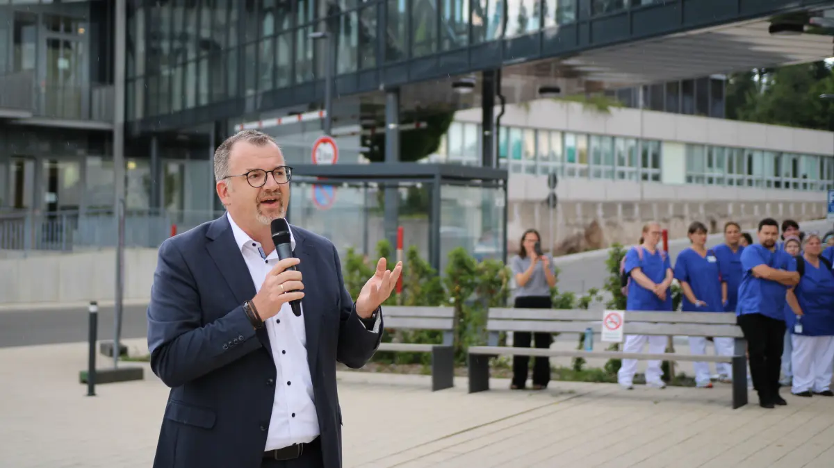 Landrat Andreas Junt bei einer Kundgebung Ende Juni vor dem Freudenstädter Klinikum